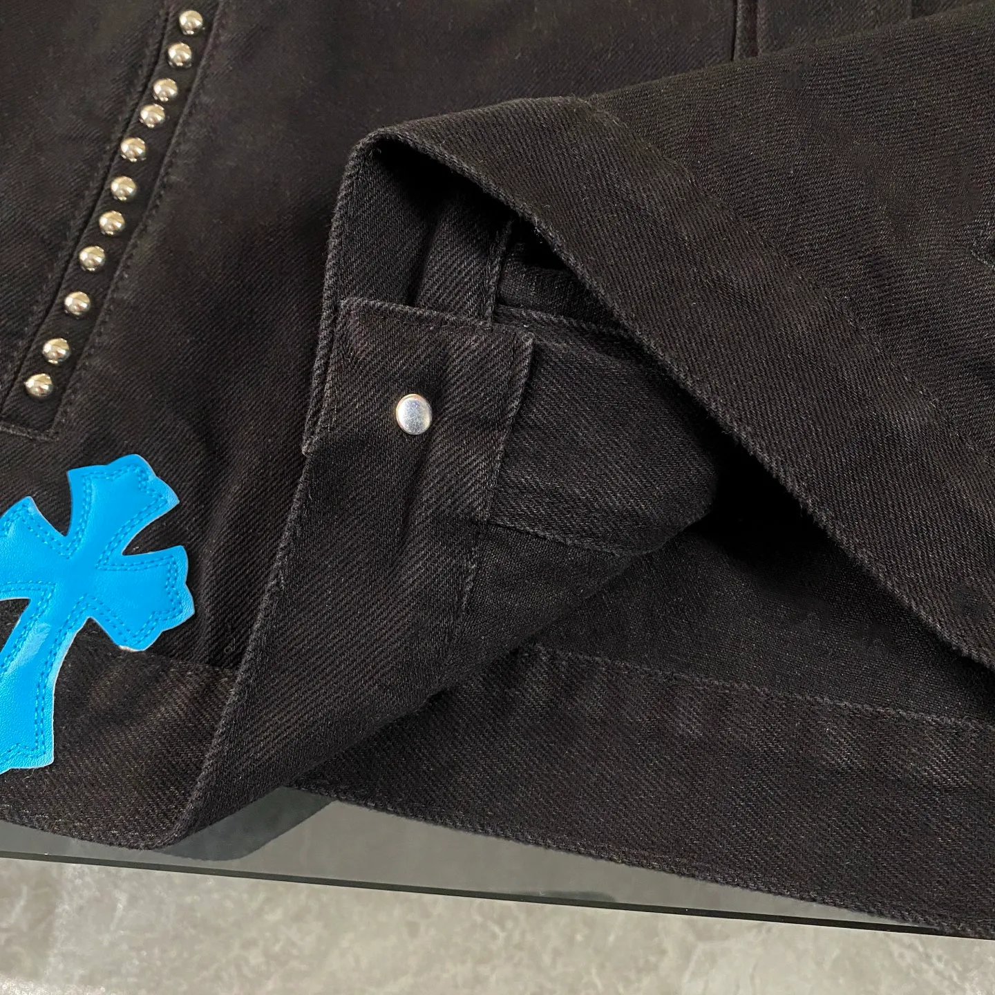 P300 Chrome Hearts Chrome Hearts heavy-duty denim jacket with rivets. The same style as the Internet celebrity. Denim jacket with cross print all over. The unique cross design element is full of design. It is made of 100% denim cotton fabric with heavy coarse yarn count, which ensures a stiff and tough silhouette while being soft, comfortable and breathable. The lapel is designed with silver buttons and is full of texture. The classic cross logo is all over the dress, making it a perfect versatile style for spring and summer! The original loose version is made of high-quality pure cotton fabrics. The fabric pattern is high-definition and delicate without burrs. It is comfortable and breathable to wear. All the buttons are molded and customized. It is casual and fashionable and can be matched with any bottoms. It can be windproof and sunproof in spring and summer. It can be worn outside in autumn and winter! Easily concave shape makes you look slimmer and taller, perfect for both men and women! Color: Black Size: S M L XL